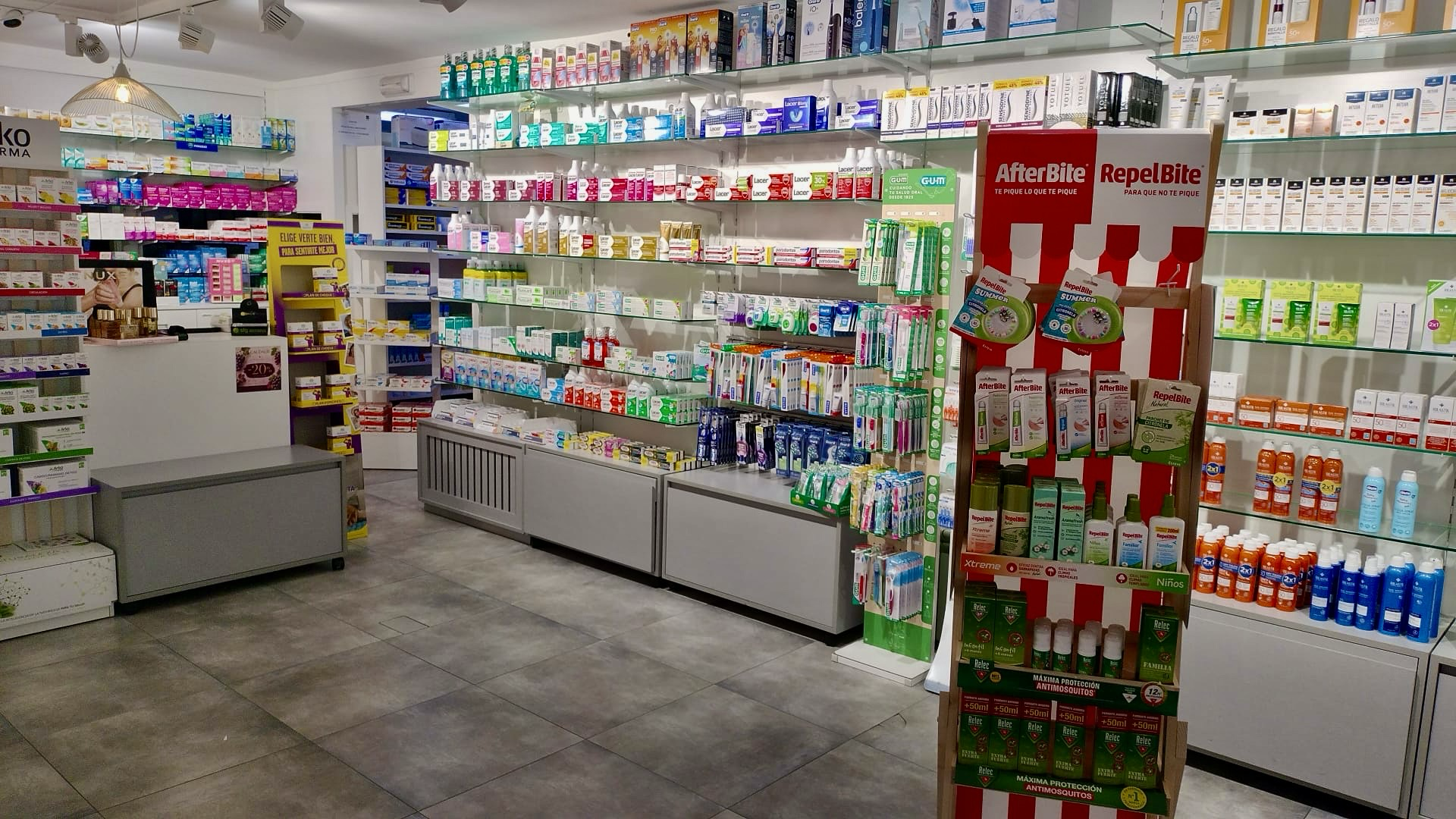 Zona de higiene bucal y protección solar de la farmacia